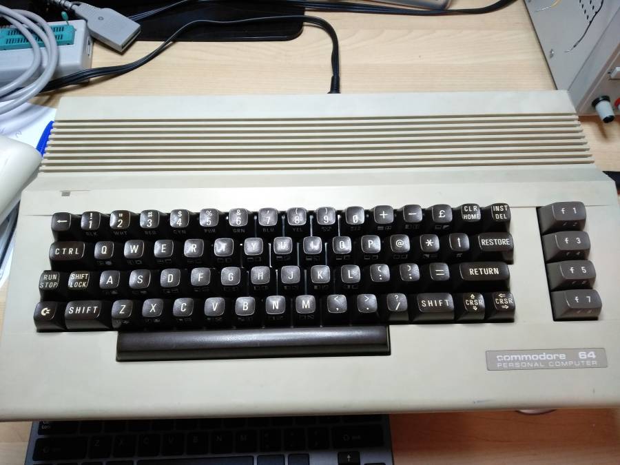 c64c-black-keyboard.jpg